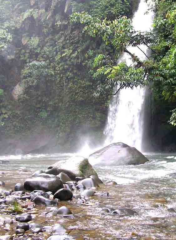 Ngabuburit Sambil Main Air di Curug Muncar